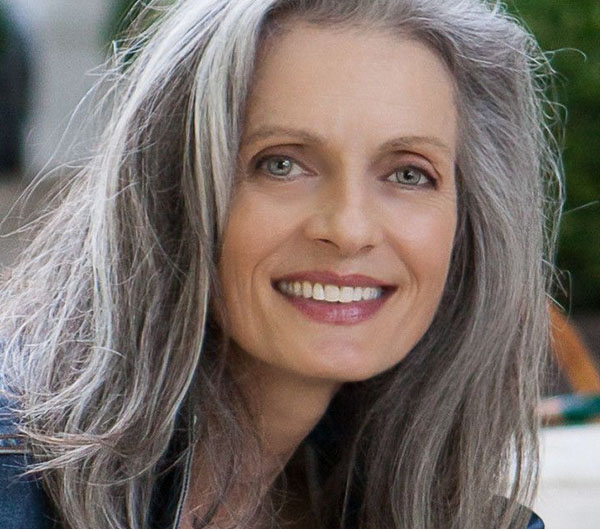 50 Chic and Flattering Hairstyles for Women Over 50 (36)